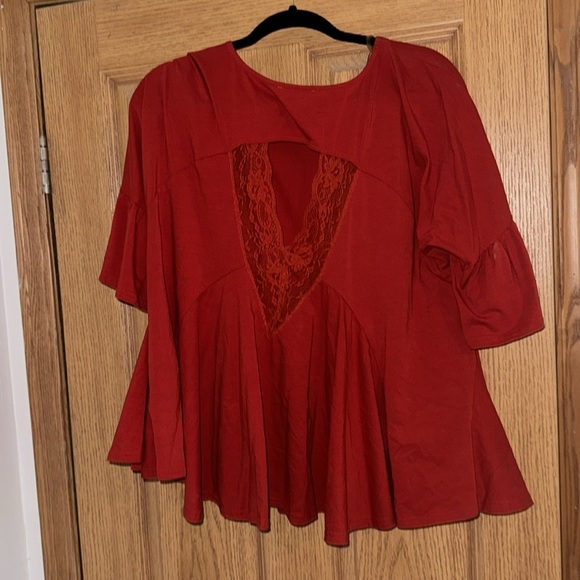 Red flows top with open back - Picture 2 of 3